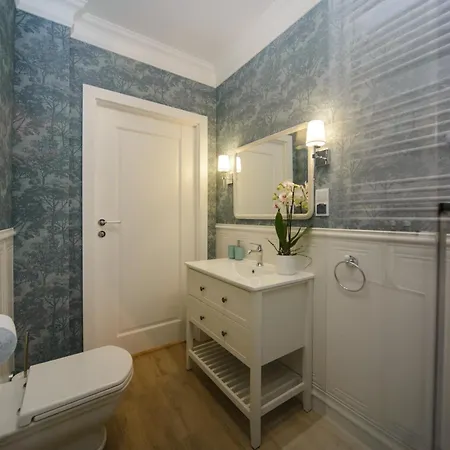 Maya's Flats & 11 - Apartment