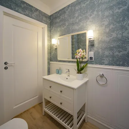 Maya's Flats & 11 - Apartment