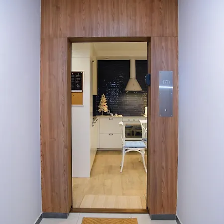 Maya's Flats & 11 - Apartment