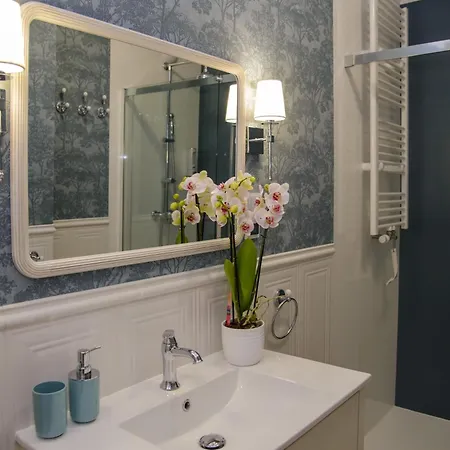 Maya's Flats & 11 - Apartment